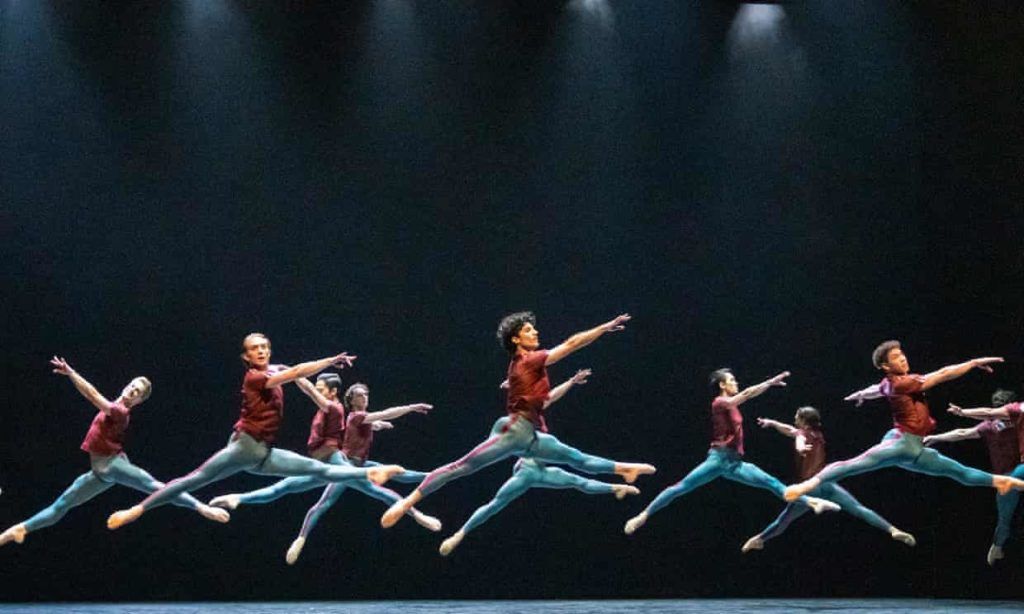 Un tipo diferente de complacer al público ... Playlist de William Forsythe (pista 1, 2) de Solstice por English National Ballet. Fotografía: Tristram Kenton / The Guardian